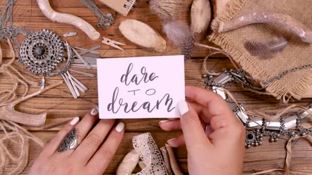 Mão Com Cartão Dare Dream Sobre Uma Mesa Madeira Vista — Vídeo de Stock