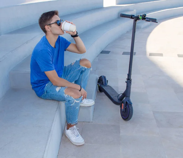 Joven Hombre Caucásico Camiseta Azul Sentado Aire Libre Escaleras Piedra — Foto de Stock