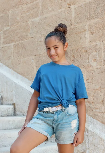 Leende Flicka Unge Bär Shirt Och Shorts Vistas Sten Trappor — Stockfoto