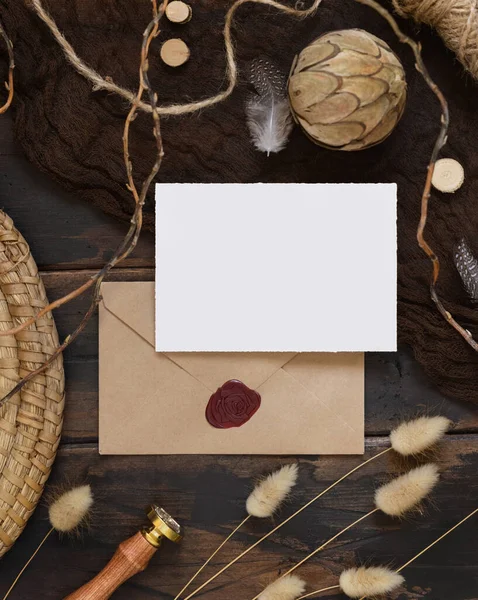 Tarjeta Papel Blanco Sobre Una Mesa Madera Oscura Con Plantas —  Fotos de Stock