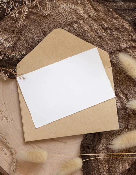 Tarjeta Papel Blanco Sobre Mesa Madera Con Plantas Secas Alrededor —  Fotos de Stock