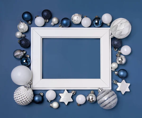 Marco Blanco Rodeado Decoraciones Navidad Azules Plateadas Blancas Sobre Fondo — Foto de Stock