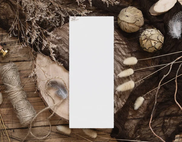 Blanco Papieren Kaart Een Houten Tafel Met Gedroogde Planten Bovenaanzicht — Stockfoto