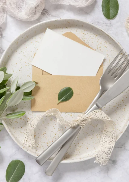 Cartão Papel Branco Envelope Que Coloca Placa Branca Com Garfo — Fotografia de Stock