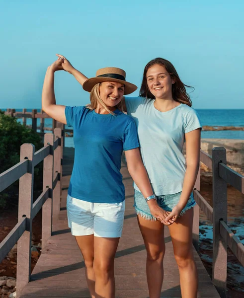 Retrato Madre Feliz Con Sombrero Paja Hija Adolescente Pie Muelle Imagen de stock