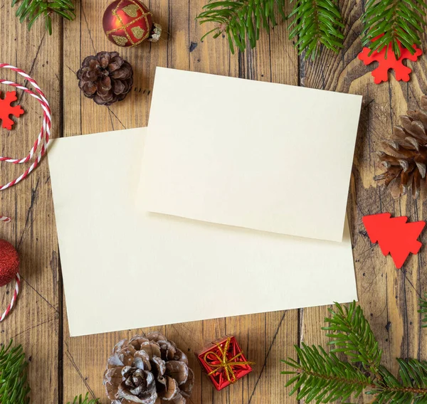 冬季圣诞作曲 木制桌子上放着一张空白卡片 圣诞和新年贺卡模板与冷杉树枝 松果和圣诞装饰顶部视图 假日恶作剧 — 图库照片