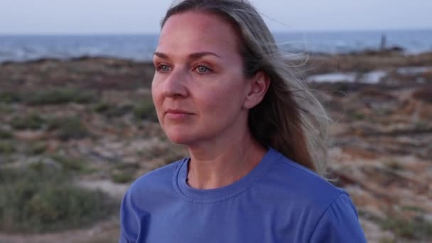Blondýnka Středního Věku Nasazuje Sundává Brýle Obrací Mořským Vlnám Kopíruje — Stock video