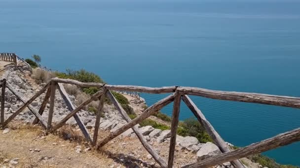 マッタニータ プーリア イタリアのマリーナ近くのハイキングコースとガルガーノ海岸のパノラマの夏の景色 アドリア海の美しい海の景色 旅のコンセプト — ストック動画