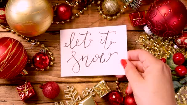 Mano Mujer Que Trae Una Tarjeta Navidad Con Texto Escrito — Vídeo de stock