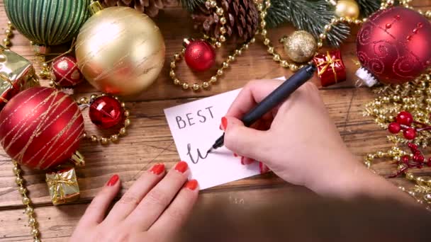 Escritura Mano Mujer Mejor Deseas Tarjeta Mesa Madera Con Decoraciones — Vídeo de stock