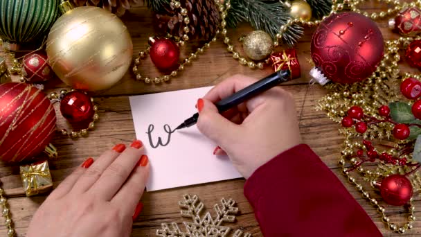 Escritura Mano Mujer Invierno Una Tarjeta Mesa Madera Con Decoraciones — Vídeos de Stock