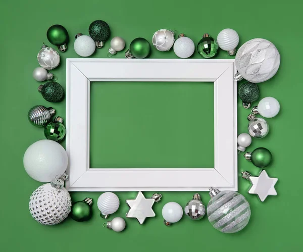 Cadre Blanc Entouré Décorations Noël Vertes Argentées Blanches Sur Fond — Photo
