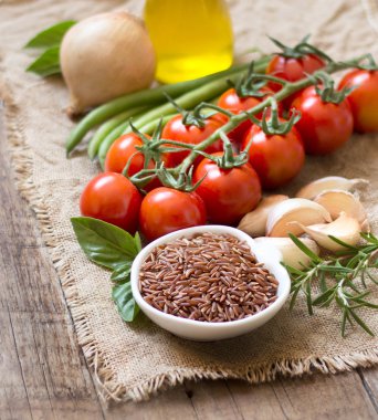 Kırmızı organik pirinç, zeytinyağı, sebze ve otlar