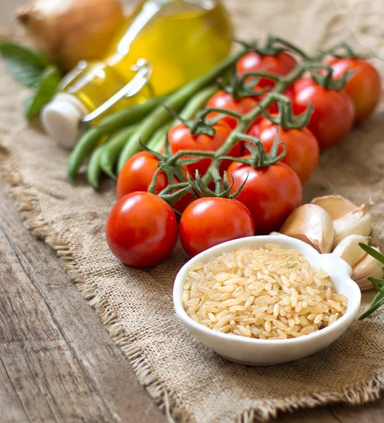 Red organic rice, vegetables and herbs — Stock Photo, Image