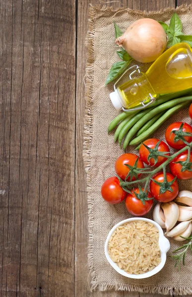 Whole unpolished organic rice, olive oil, vegetables and herbs — Stock Photo, Image