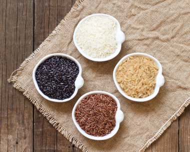 pirinç kase ahşap masa üzerinde çeşitli