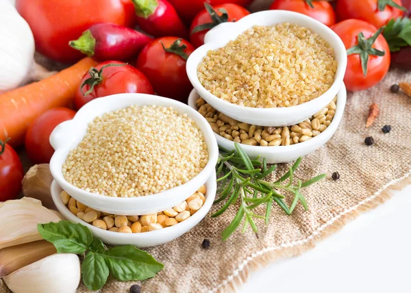 Darı, yazıldığını, bulgur ve sebze — Stok fotoğraf