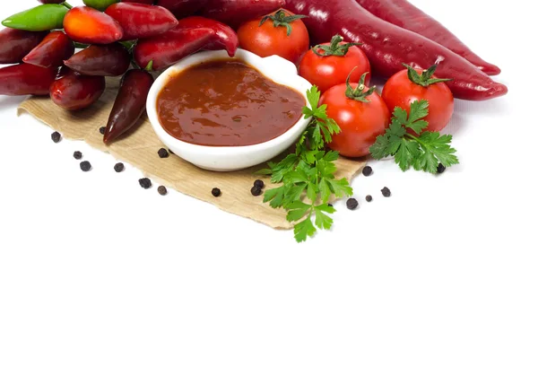 Tomatová omáčka a zelenina — Stock fotografie