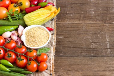 kase ve sebzeler çiğ organik darı