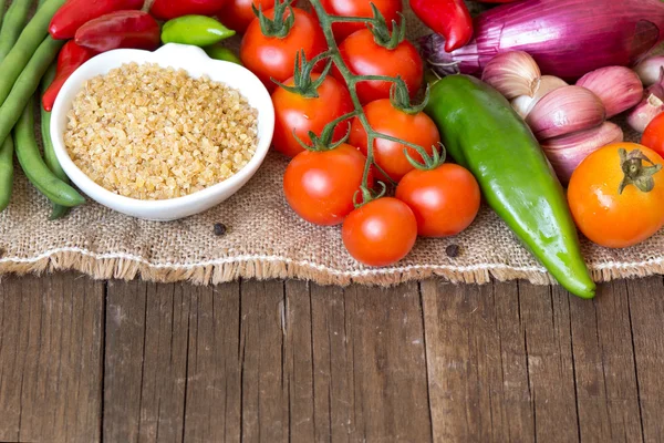 Bulgur orgánico crudo en tazón y verduras —  Fotos de Stock