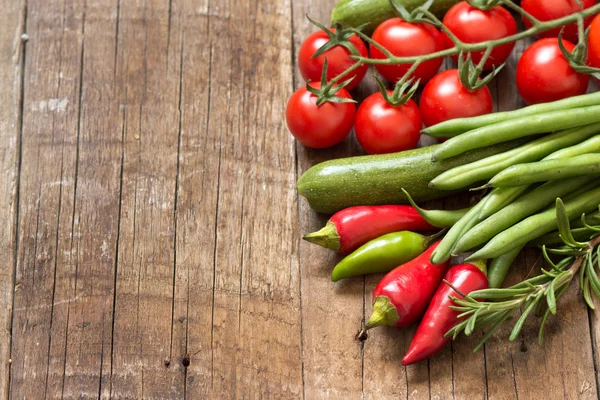 Verduras sobre una mesa de madera — Foto de Stock