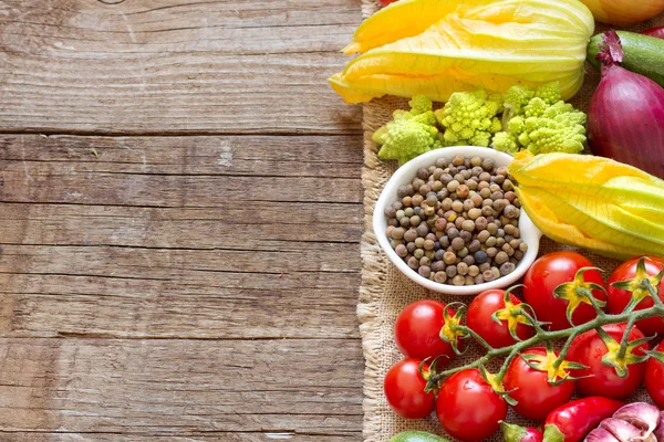 Granos de roveja orgánicos crudos y verduras —  Fotos de Stock