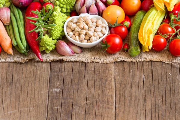 Garbanzos y verduras orgánicos secos —  Fotos de Stock