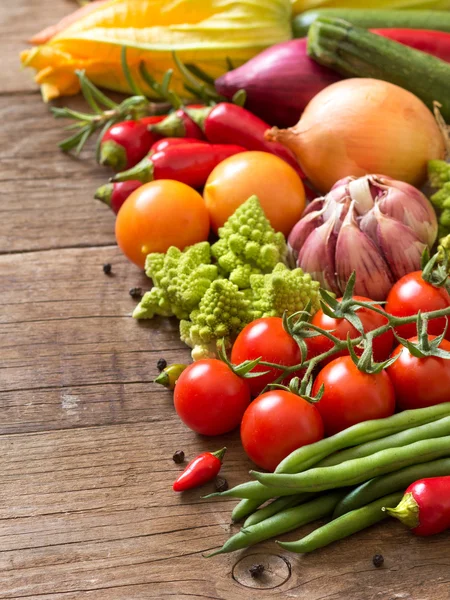 Verduras sobre una mesa de madera —  Fotos de Stock