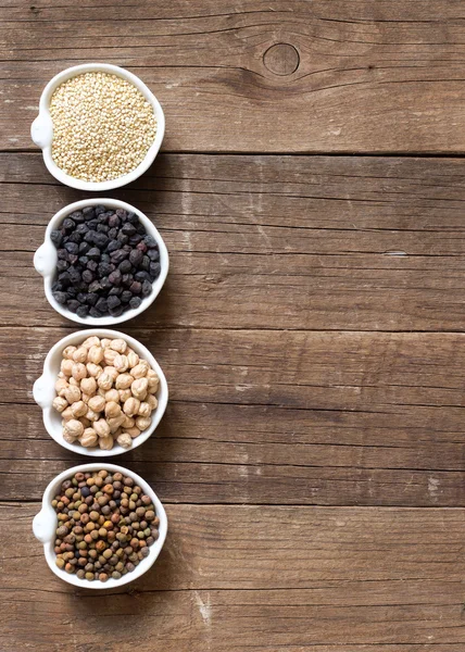 Cereales y legumbres en cuencos —  Fotos de Stock