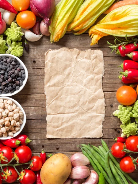 sebze, kağıt, ahşap bir masa üzerinde nohut