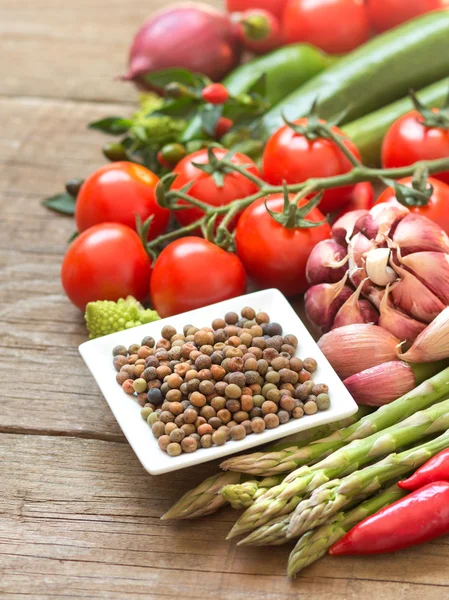 Granos de roveja orgánicos crudos y verduras —  Fotos de Stock