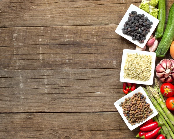 Roveja, semillas de cáñamo, garbanzos negros y verduras — Foto de Stock