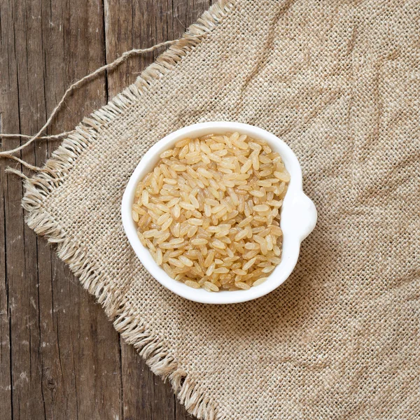 Surowy matowy ryż w misce — Zdjęcie stockowe