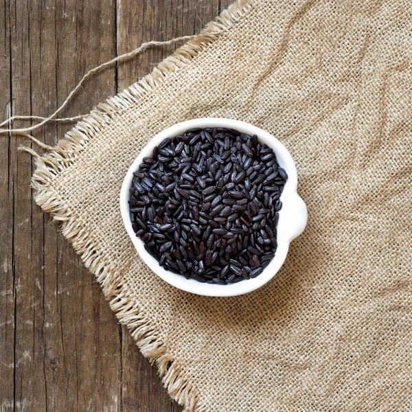 Syrové černé rýže v misce — Stock fotografie
