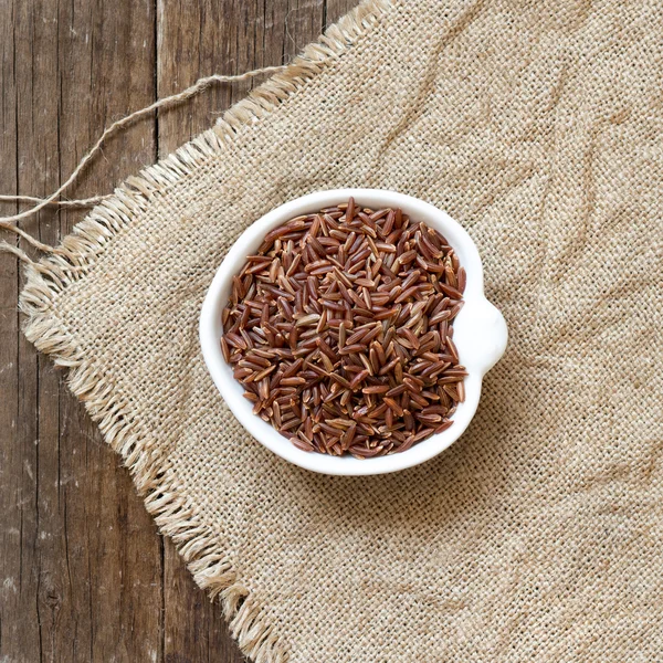 Arroz rojo crudo en un tazón —  Fotos de Stock