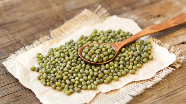 Mung beans and spoon — Stock Photo, Image