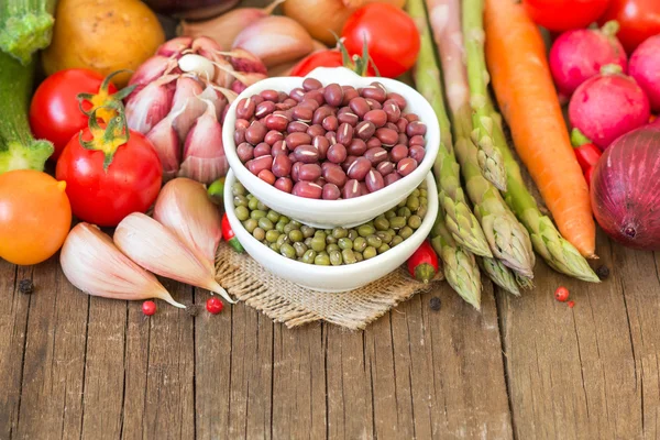 Mung y azuki frijoles en un tazón y verduras —  Fotos de Stock