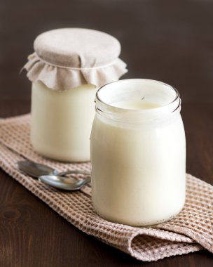 taze doğal yoğurt kavanoz