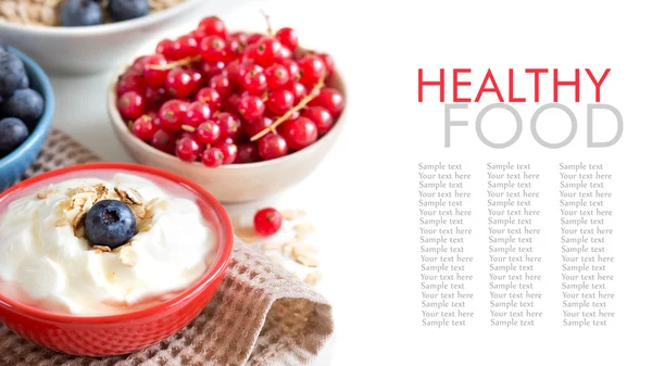 Fresh berries with naturall yogurt or sour cream — Stock Photo, Image