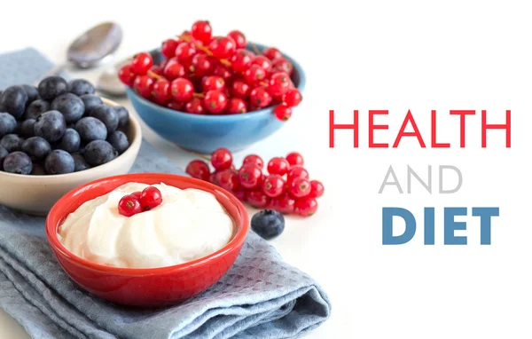 Egészséges reggeli - friss bogyós gyümölcsök és joghurt naturall vagy savanyú — Stock Fotó