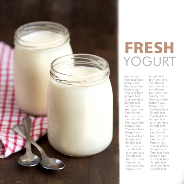 Vasetti di yogurt naturale fresco — Foto Stock