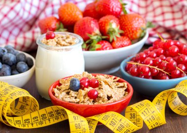 taze yoğurt, çilek, müsli ve ölçme bant kavanoz 