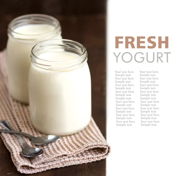 Vasetti di yogurt naturale fresco — Foto Stock