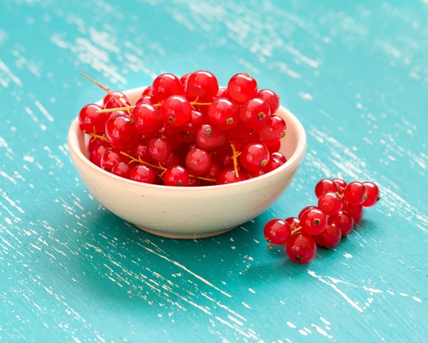 Ripe red currants on the turquoise table — Stock Photo, Image
