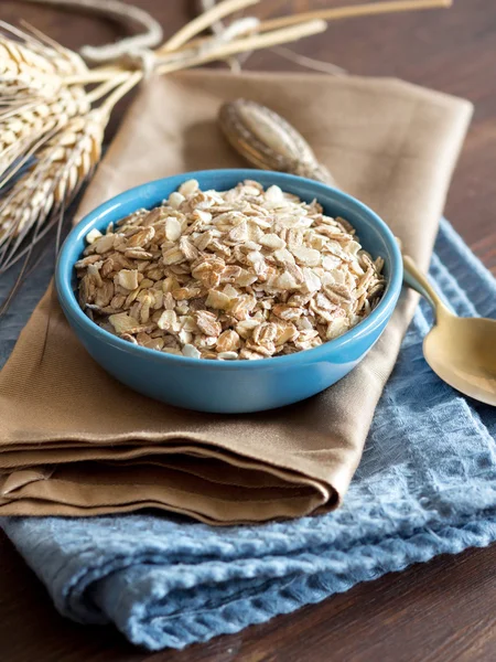 Rolled oats in a bowl — Stock Photo, Image
