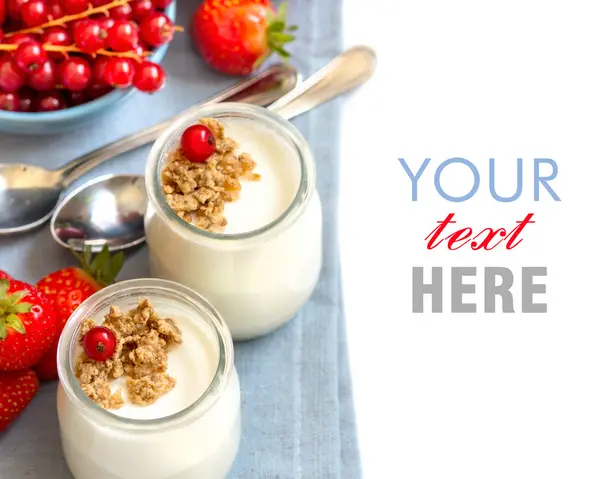 Здоровий сніданок зі свіжим йогуртом — стокове фото