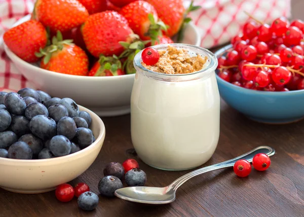 Tarro de yogur fresco, bayas y muesli — Foto de Stock