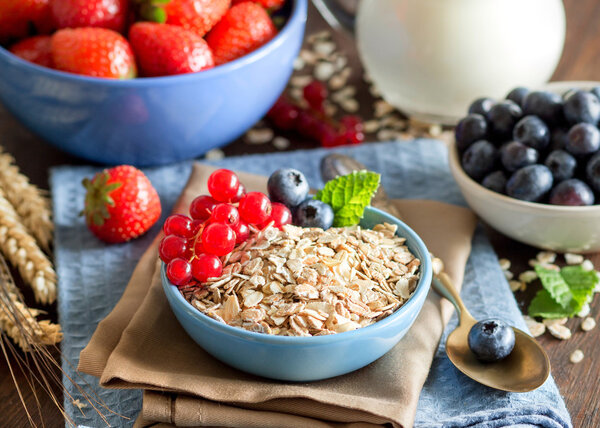 Овес в миске с ягодами и молоком

