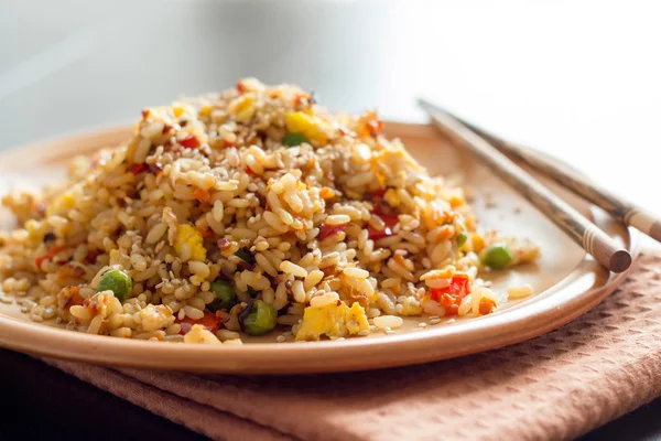 Arroz frito com legumes e ovos fritos — Fotografia de Stock