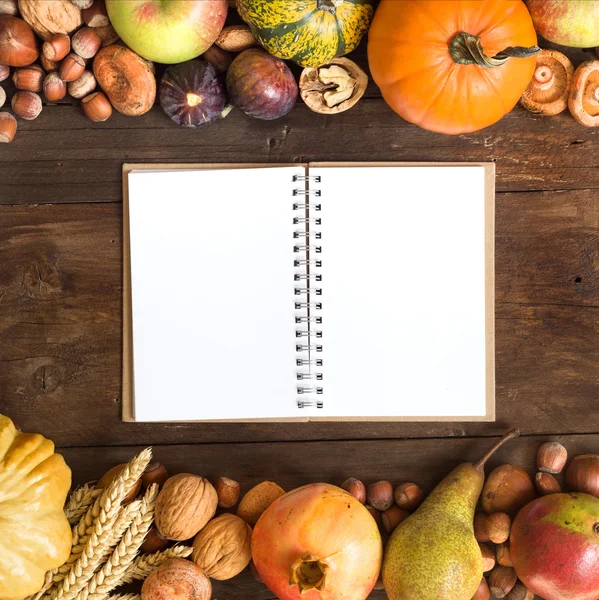 Fondo de otoño con cuaderno — Foto de Stock
